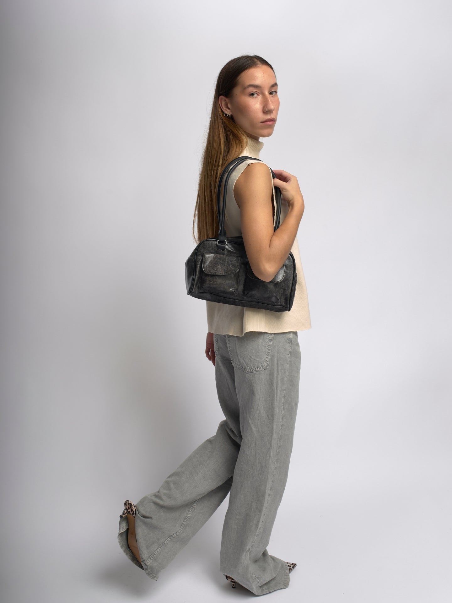 LuxeCraft - Sleek Distressed Leather Weekender Bag