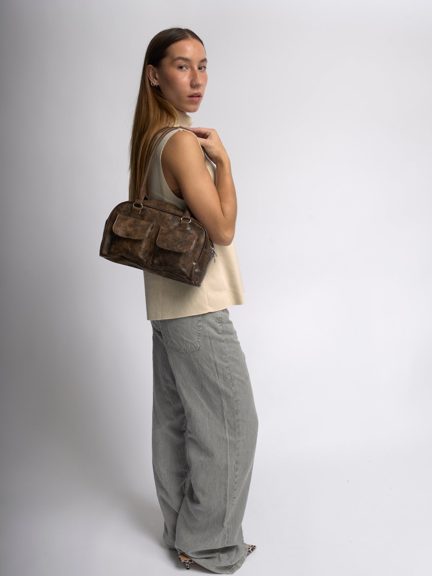 LuxeCraft - Sleek Distressed Leather Weekender Bag
