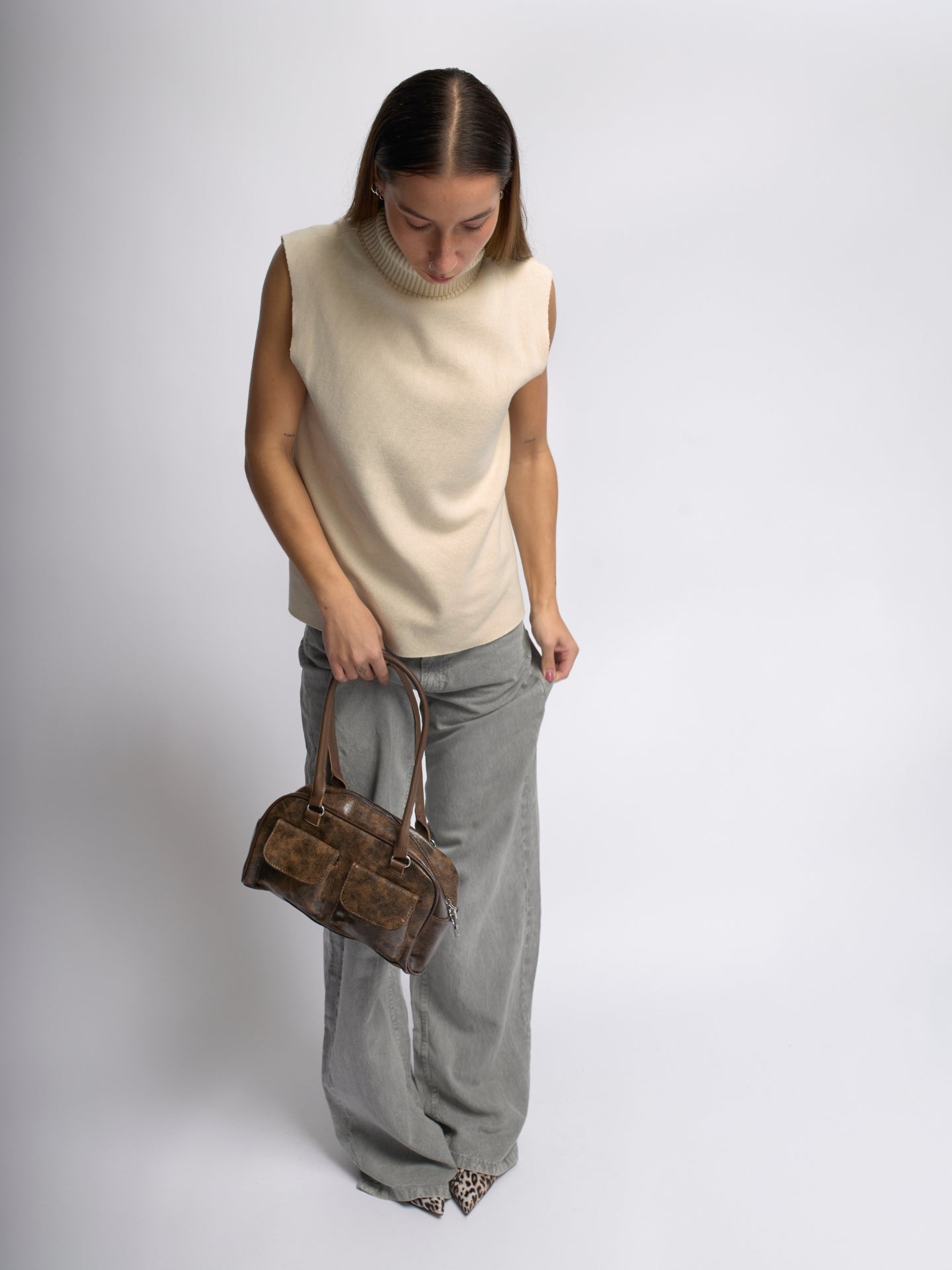LuxeCraft - Sleek Distressed Leather Weekender Bag