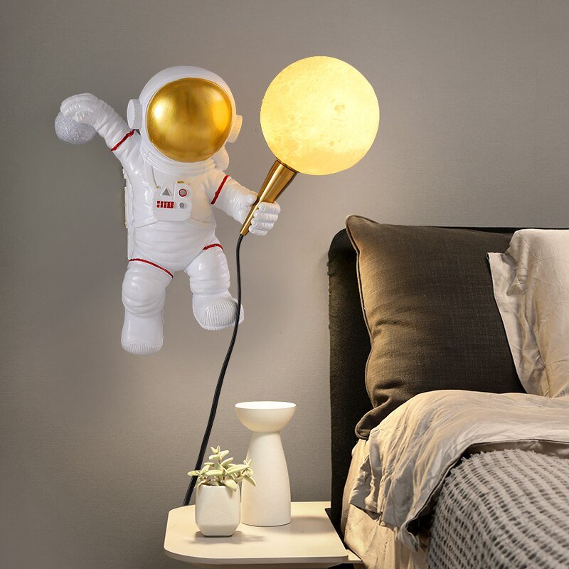 AstroGlow – Astronaut Table Lamp with Cosmic Charm