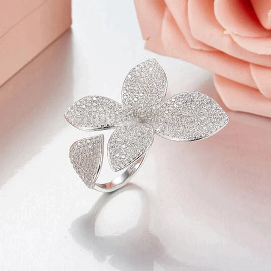 Large, silver -colored, adjustable ring with flower leaf pattern 0