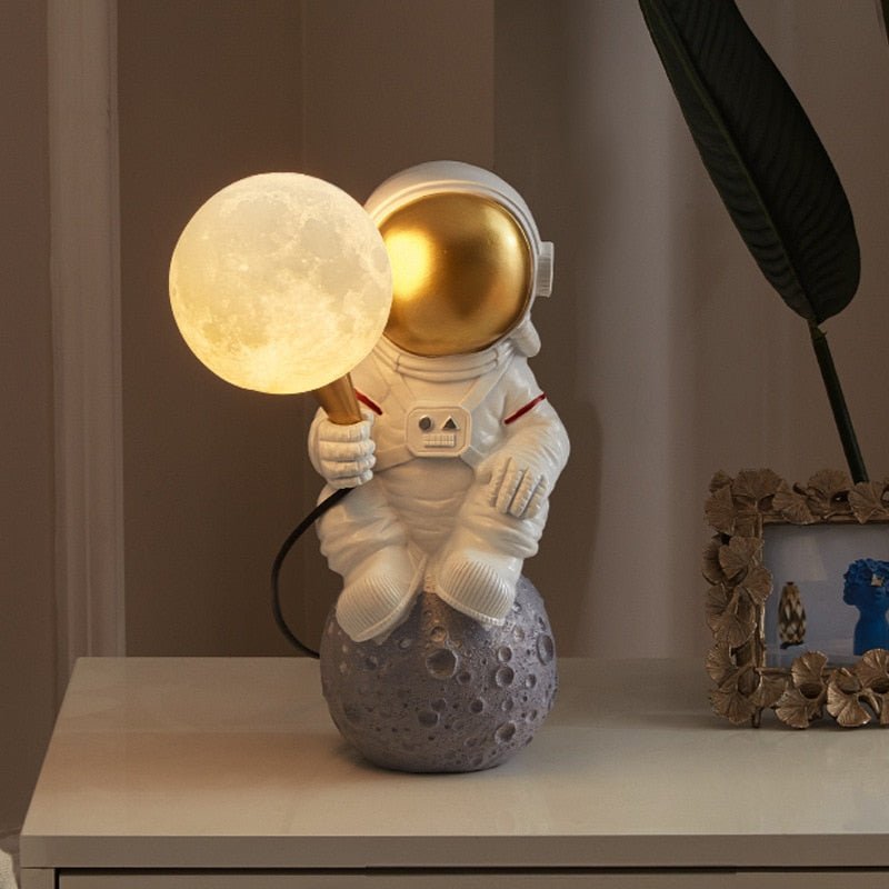 AstroGlow – Astronaut Table Lamp with Cosmic Charm