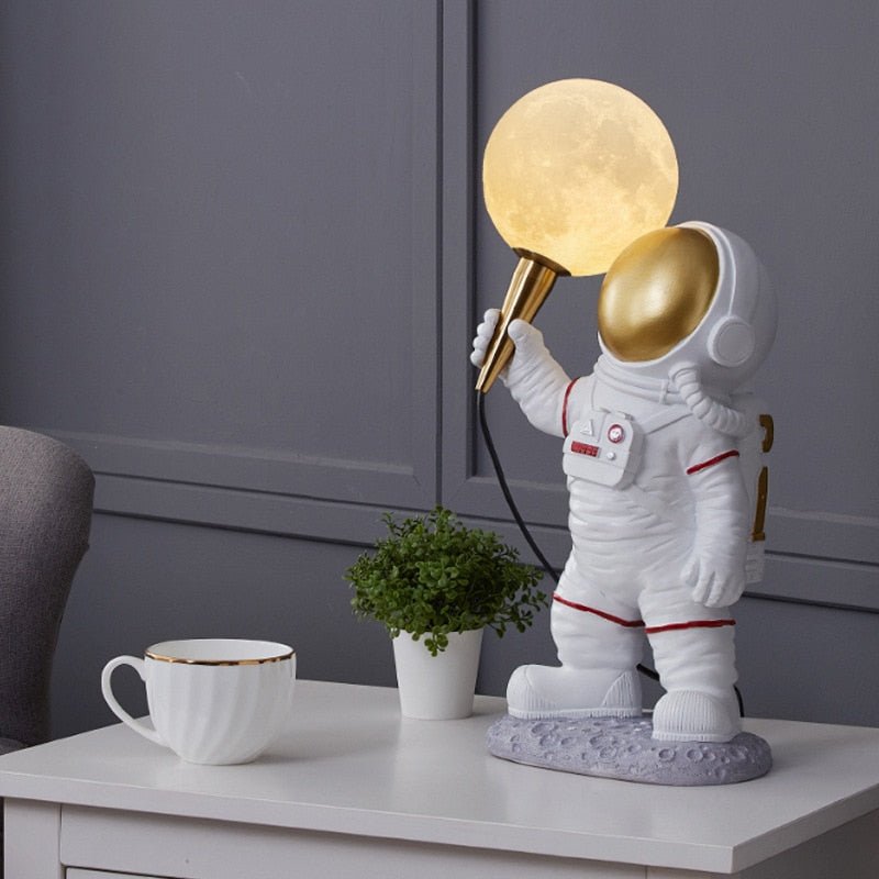 AstroGlow – Astronaut Table Lamp with Cosmic Charm