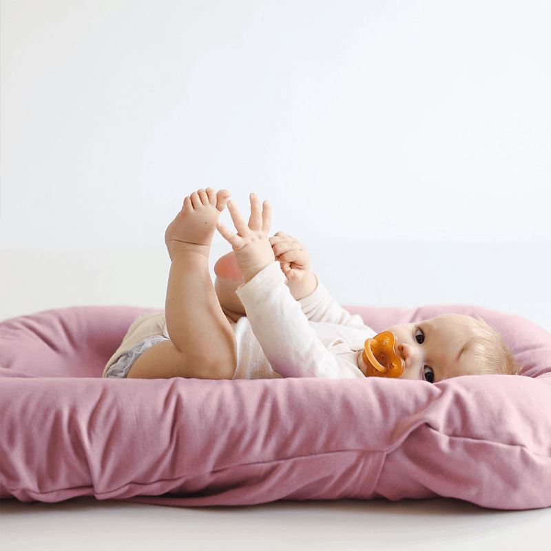 SnuggleNest – Cozy Baby Lounger